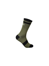 Załaduj obraz do przeglądarki galerii, Skarpety rowerowe POC LURE MTB Sock Long - Epid. Green/Ur. Black
