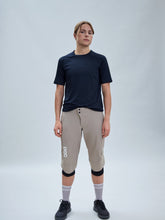 Załaduj obraz do przeglądarki galerii, Spodenki rowerowe POC W&#39;s Infinite All-mountain Shorts - Moonstone Grey
