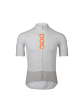 Załaduj obraz do przeglądarki galerii, Koszulka rowerowa POC M&#39;s ESSENTIAL ROAD LOGO Jersey - Hydr. White/Granite Grey
