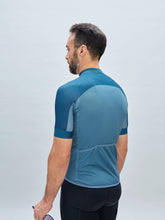 Załaduj obraz do przeglądarki galerii, Koszulka rowerowa POC M&#39;s Essential Road Logo Jersey - Cal. Blue/Dark Cal. Blue
