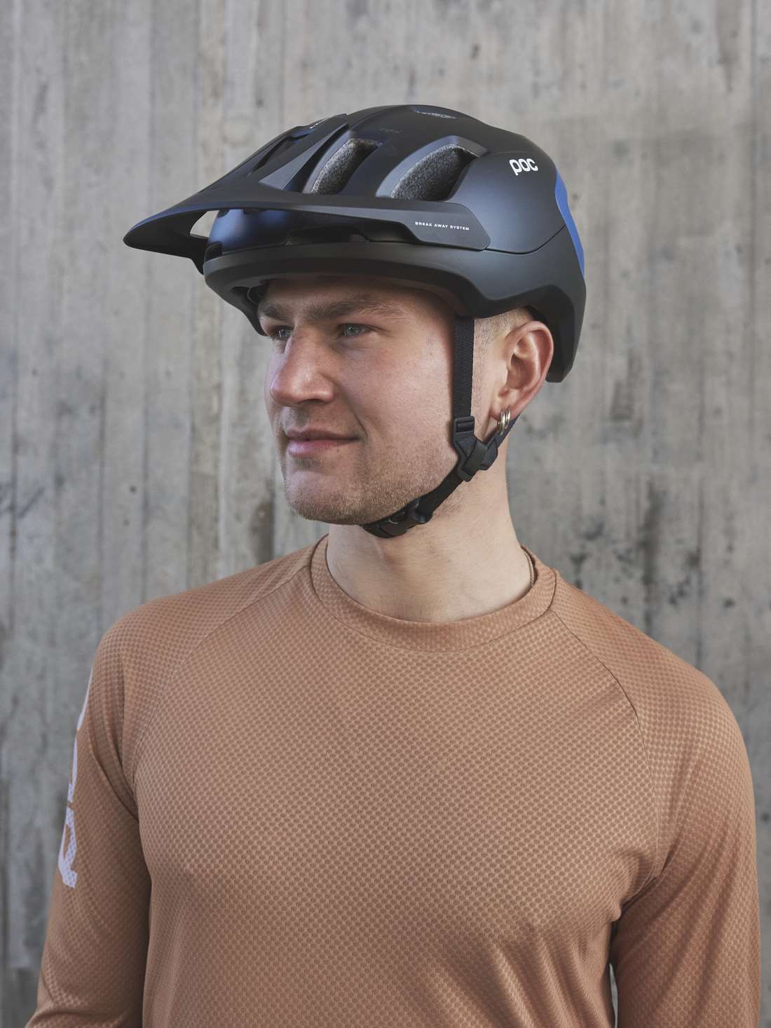 Kask rowerowy POC AXION - Ur. Black/Opal Blue Metallic/Matt