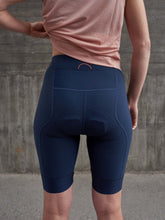 Załaduj obraz do przeglądarki galerii, Spodenki rowerowe POC W's Air Indoor Shorts -  Turmaline Navy
