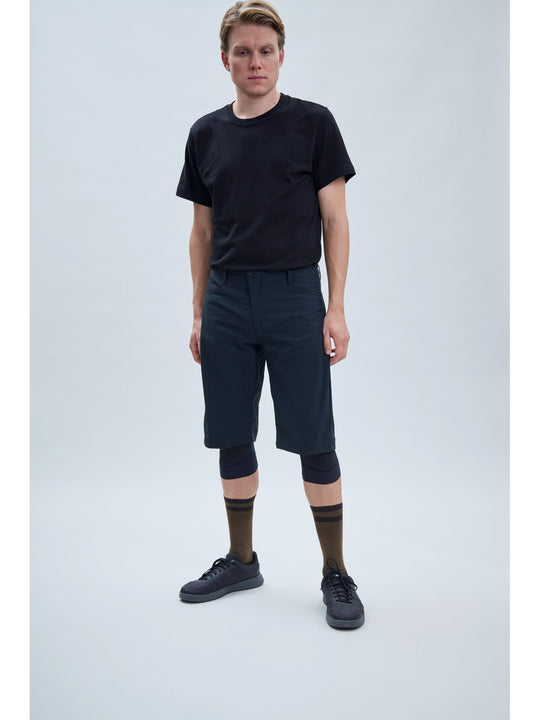 Załaduj obraz do przeglądarki galerii, Szorty POC M&#39;s Essential Casual Shorts - Ur. Black
