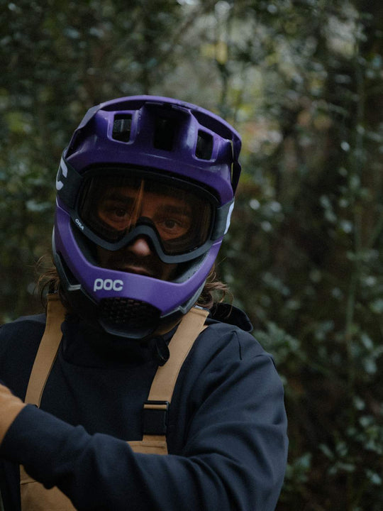 Załaduj obraz do przeglądarki galerii, Kask rowerowy POC OTOCON RACE MIPS - Sap. Purple/Ur. Black Metallic/Matt
