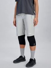 Załaduj obraz do przeglądarki galerii, Spodenki rowerowe POC W's Motion Shorts - Granite Grey
