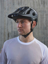 Załaduj obraz do przeglądarki galerii, Kask rowerowy POC TECTAL RACE MIPS - Ur. Black/Sap. Purple Metallic/Matt - poc warszawa
