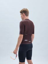 Załaduj obraz do przeglądarki galerii, Koszulka rowerowa POC M's Pristine Jersey - Axinite Brown
