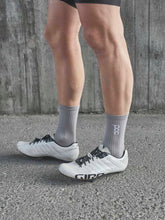 Załaduj obraz do przeglądarki galerii, Skarpety rowerowe POC FLAIR Sock Mid - Granite Grey/Lemon Calcite
