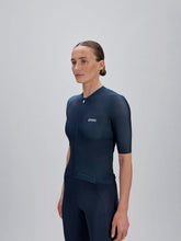 Załaduj obraz do przeglądarki galerii, Koszulka rowerowa POC W's Pristine Jersey - Apatite Navy
