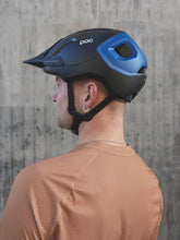 Załaduj obraz do przeglądarki galerii, Kask rowerowy POC AXION - Ur. Black/Opal Blue Metallic/Matt
