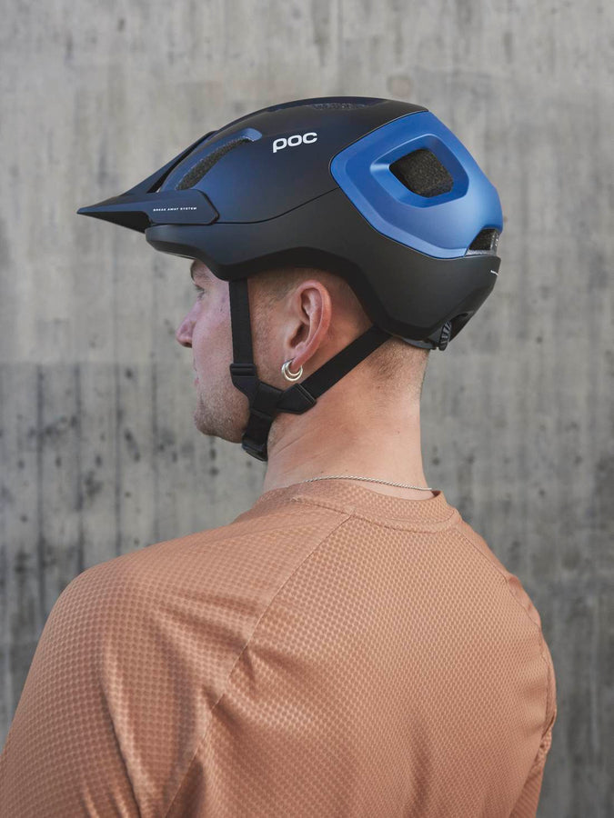 Kask rowerowy POC AXION - Ur. Black/Opal Blue Metallic/Matt