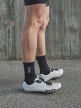 Załaduj obraz do przeglądarki galerii, Skarpety rowerowe POC FLAIR Sock Mid - Ur. Black/Dioptase Blue
