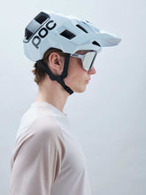 Załaduj obraz do przeglądarki galerii, Kask rowerowy POC KORTAL RACE MIPS - Hydr. White/Ur. Black Matt
