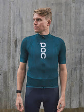 Załaduj obraz do przeglądarki galerii, Koszulka rowerowa POC M&#39;s ESSENTIAL ROAD LOGO Jersey - Dioptase Blue

