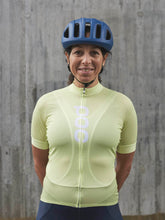 Załaduj obraz do przeglądarki galerii, Koszulka rowerowa POC W’s ESSENTIAL ROAD LOGO Jersey - Lemon Calcite - poc warszawa
