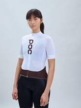 Załaduj obraz do przeglądarki galerii, Koszulka rowerowa POC W's Essential Road Logo Jersey - Hydr. White/Axinite Brown
