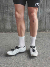 Załaduj obraz do przeglądarki galerii, Skarpety rowerowe POC SEIZE Sock Short - Hydr. White
