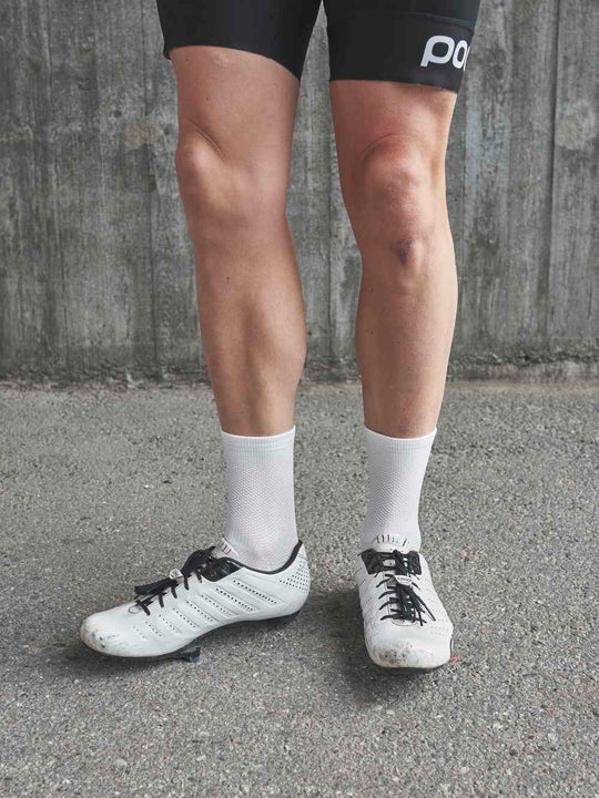 Załaduj obraz do przeglądarki galerii, Skarpety rowerowe POC SEIZE Sock Short - Hydr. White
