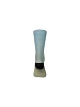 Załaduj obraz do przeglądarki galerii, Skarpety rowerowe POC Essential Print Sock Long blue - Gradient Mineral Blue
