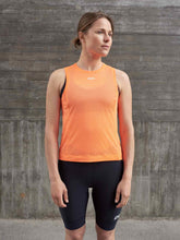 Załaduj obraz do przeglądarki galerii, Koszulka rowerowa POC W&#39;s AIR Indoor Vest - Zink Orange
