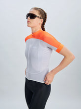 Załaduj obraz do przeglądarki galerii, Koszulka rowerowa POC W&#39;s Essential Road Logo Jersey - Zink Orange/Gra. Grey
