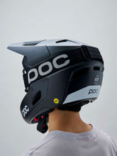 Załaduj obraz do przeglądarki galerii, Kask rowerowy POC Barocon Carbon Uranium Black Matt
