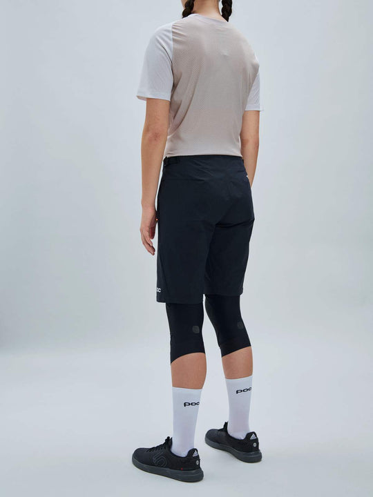 Załaduj obraz do przeglądarki galerii, Spodenki rowerowe damskie POC W's Motion Air Shorts czarny
