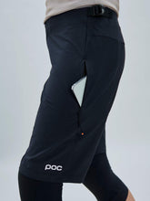 Załaduj obraz do przeglądarki galerii, Spodenki rowerowe damskie POC W's Motion Air Shorts czarny
