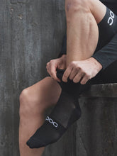 Załaduj obraz do przeglądarki galerii, Skarpety rowerowe POC ZEPHYR Merino Sock Mid - Ur. Black
