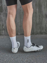 Załaduj obraz do przeglądarki galerii, Skarpety rowerowe POC FLAIR Sock Mid - Hydr. White/Zink Orange
