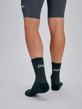 Załaduj obraz do przeglądarki galerii, Skarpety rowerowe POC Cadence Road Short Sock - Parg. Green
