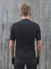 Załaduj obraz do przeglądarki galerii, Koszulka rowerowa POC M&#39;s ESSENTIAL ROAD LOGO Jersey - Ur. Black
