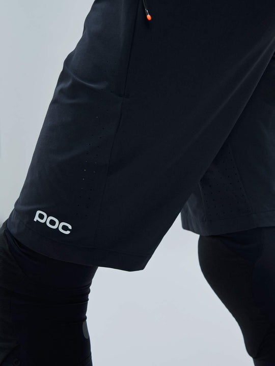 Załaduj obraz do przeglądarki galerii, Spodenki rowerowe damskie POC W's Motion Air Shorts czarny
