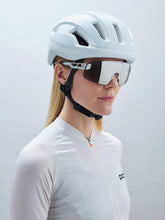 Załaduj obraz do przeglądarki galerii, Kask rowerowy POC Omne Lite Wide Fit - Hyd. White Matt

