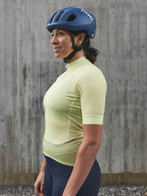 Załaduj obraz do przeglądarki galerii, Koszulka rowerowa POC W’s ESSENTIAL ROAD LOGO Jersey - Lemon Calcite - poc warszawa
