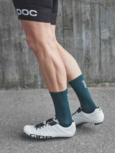Załaduj obraz do przeglądarki galerii, Skarpety rowerowe POC VIVIFY Sock Long - Dioptase Blue
