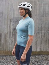 Załaduj obraz do przeglądarki galerii, Koszulka rowerowa POC W&#39;s PRISTINE Jersey - Lt Dioptase Blue
