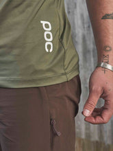 Załaduj obraz do przeglądarki galerii, Koszulka rowerowa POC M&#39;S REFORM ENDURO LIGHT - Epid. Green
