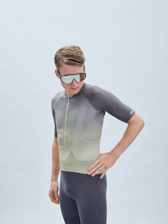 Załaduj obraz do przeglądarki galerii, Koszulka rowerowa POC M's Pristine Print Jersey - Gradient Prehnite Green
