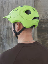 Załaduj obraz do przeglądarki galerii, Kask rowerowy POC AXION - Fluo. Yellow/Green Matt
