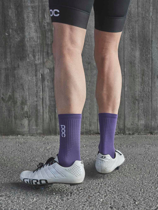 Załaduj obraz do przeglądarki galerii, Skarpety rowerowe POC FLAIR Sock Mid - Sap. Purple/Hydr. White