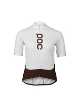 Załaduj obraz do przeglądarki galerii, Koszulka rowerowa POC W&#39;s Essential Road Logo Jersey - Hydr. White/Axinite Brown
