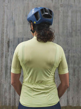 Załaduj obraz do przeglądarki galerii, Koszulka rowerowa POC W&#39;s ESSENTIAL ROAD LOGO Jersey - Lemon Calcite