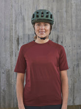 Załaduj obraz do przeglądarki galerii, Koszulka rowerowa POC W&#39;S REFORM ENDURO LIGHT - Garnet Red
