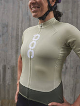 Załaduj obraz do przeglądarki galerii, Koszulka rowerowa POC W&#39;s ESSENTIAL ROAD LOGO Jersey - Prehnite Green/Epid. Green