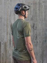 Załaduj obraz do przeglądarki galerii, Koszulka rowerowa POC M&#39;S REFORM ENDURO LIGHT - Epid. Green