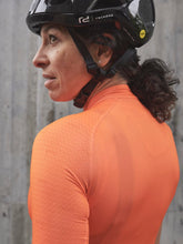 Załaduj obraz do przeglądarki galerii, Koszulka rowerowa POC ESSENTIAL ROAD W&#39;S - Zink Orange