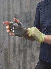 Załaduj obraz do przeglądarki galerii, Rękawice rowerowe POC AGILE Short Glove - Lemon Calcite